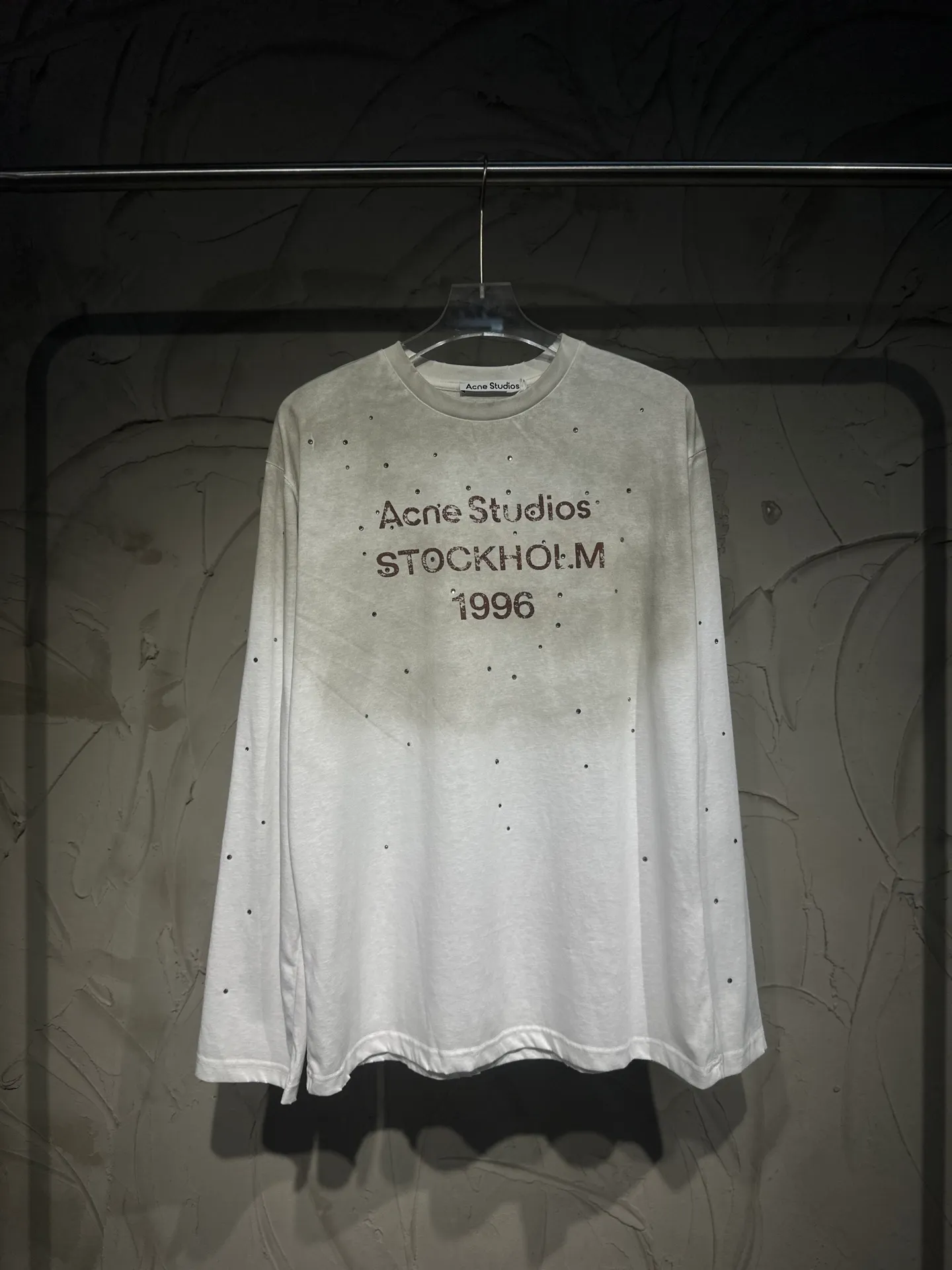 The highest version of Acne Studios long-sleeved Series distressed, dirty and mud-dyed long-sleeved T-shirts. The long-sleeved T-shirts with stir-fried colors and distressed edges are not picky. The snowflake cotton fabric feels soft and smooth and is not easy to wash. The fabric has been processed so it is sturdier than the quality ones in the counter. It can be used as sun protection clothing in summer. The same fabric as the original one is relatively thin. The feel and count are in place. The fried yellowing effect is cool. The printing effect is also in place. Details are online for comparison. 1 color four codes #long sleeve t-shirt # #acne Color: hot diamond white Size: S M LXL